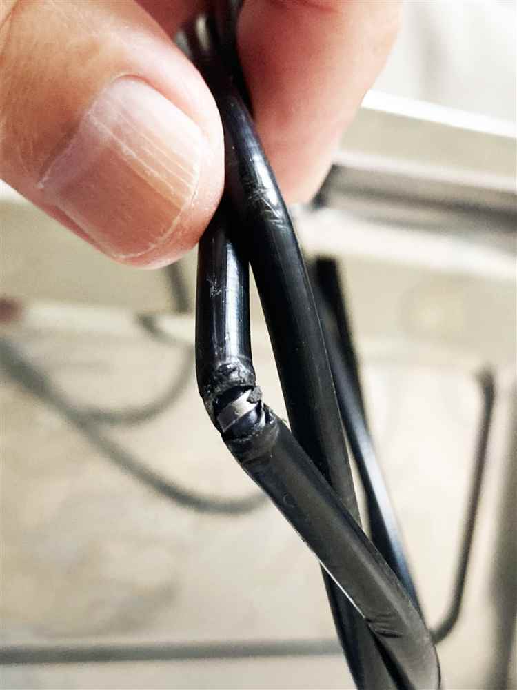 ワイヤーを通す作業でアウタワイヤーがボロボロに