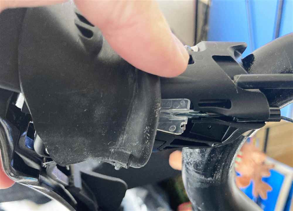 ワイヤーを通す作業