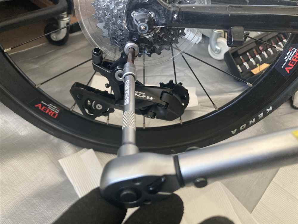 ディレイラーハンガーへの取付け作業