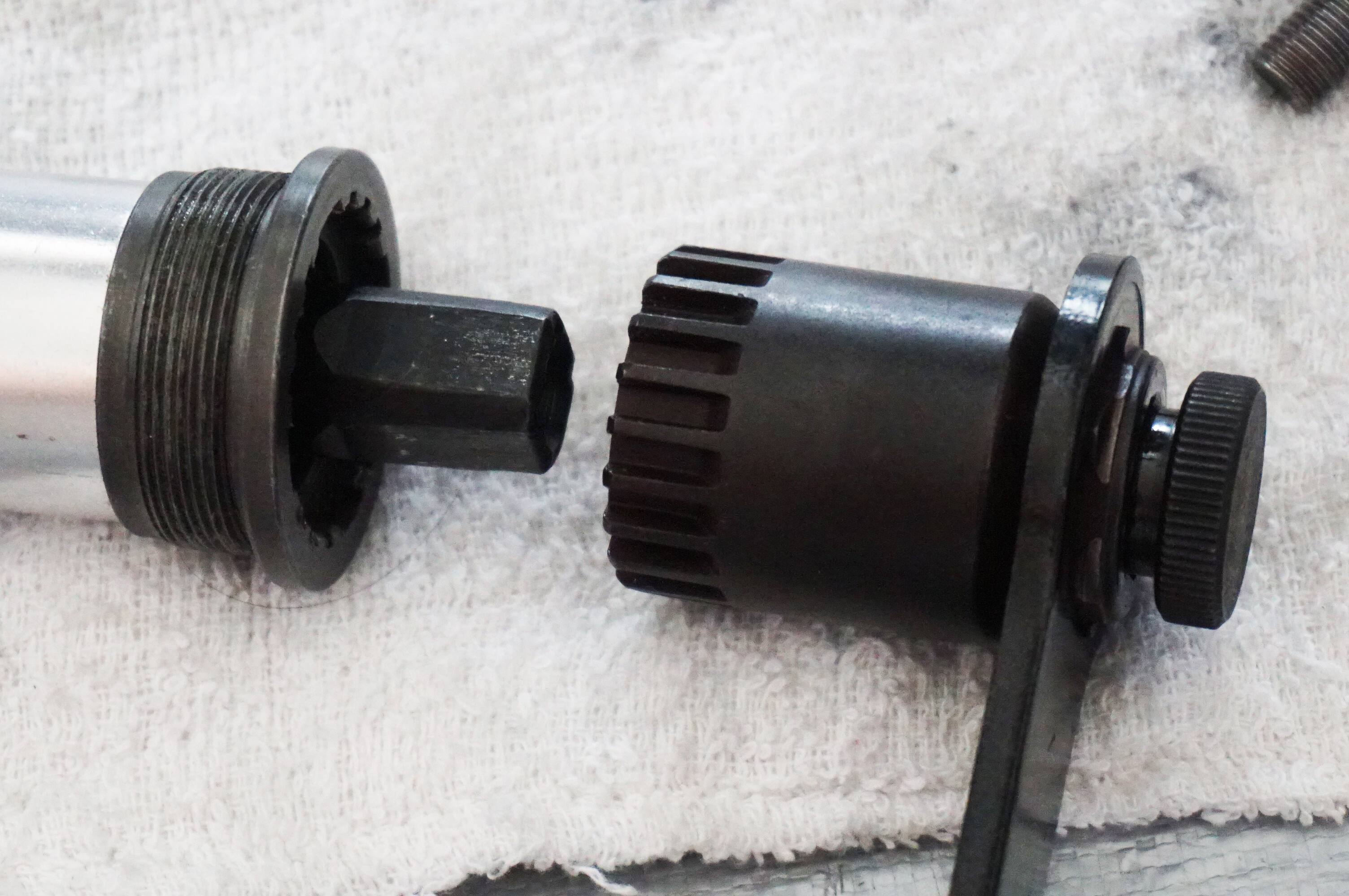ガイドをBBの軸(スピンドル)にねじ込んで工具を完全に固定する