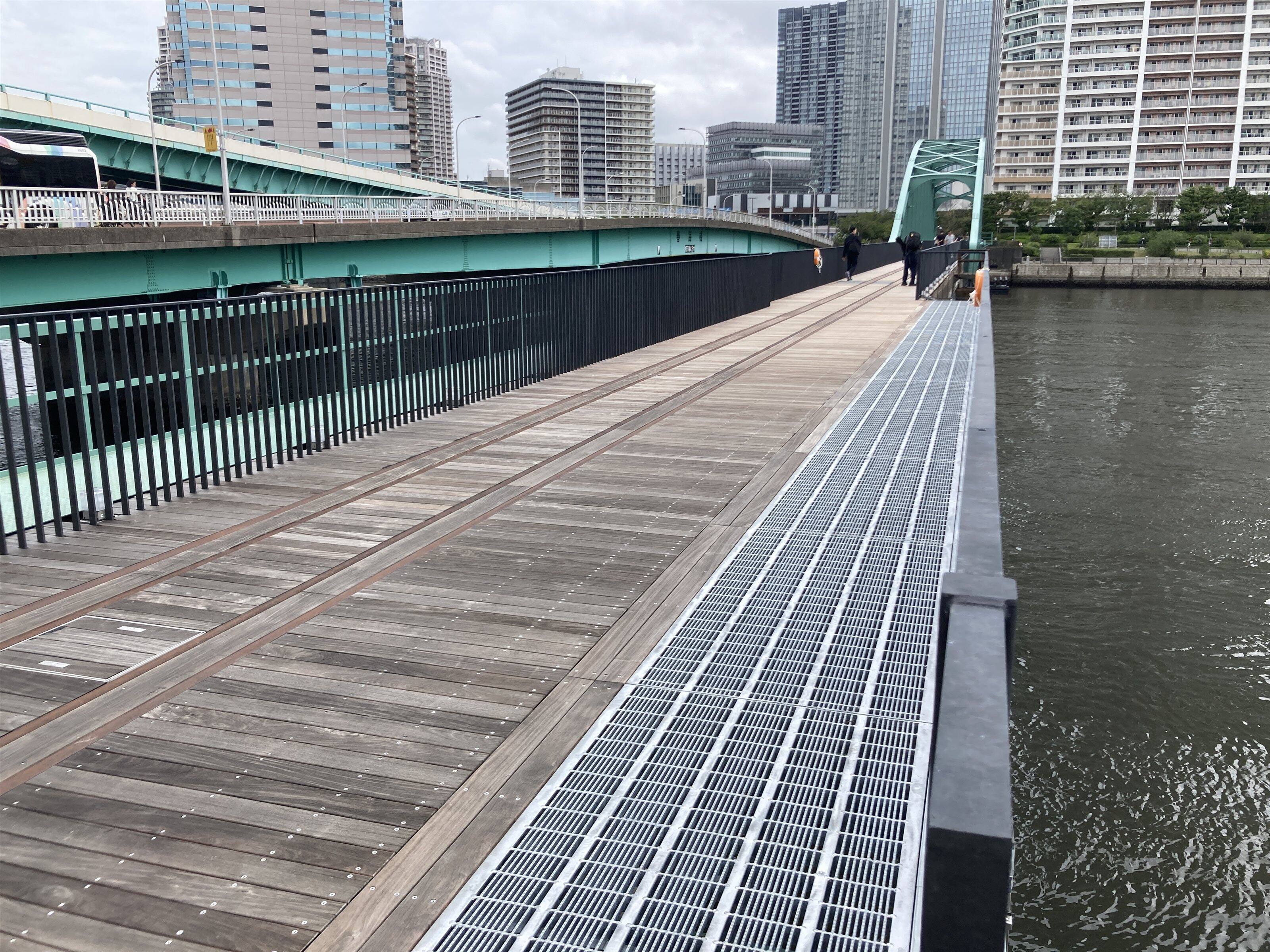 �V���̗l�q�A�E�b�h�f�b�L���f�G�y�M�ҎB�e�z