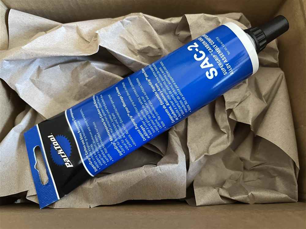 【カーボンシートポストが下がる】体重78kgの管理人が選ぶ「最強の滑り止め」SAC-2と固定術