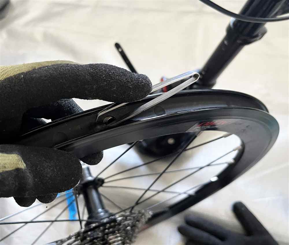 リムテープ剥がしで小型ピンセットを使う【筆者撮影】