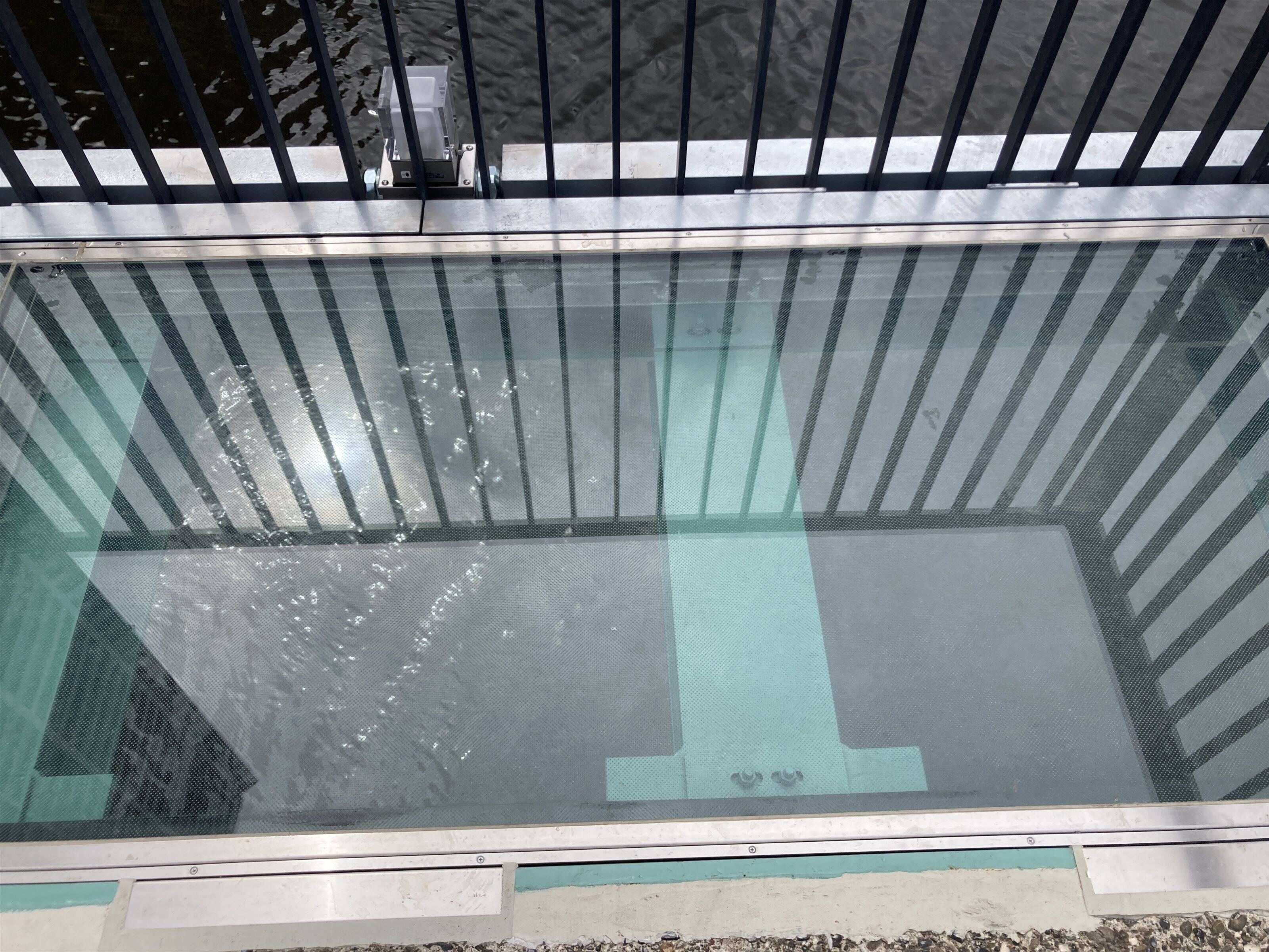 ガラス張りで海が見える