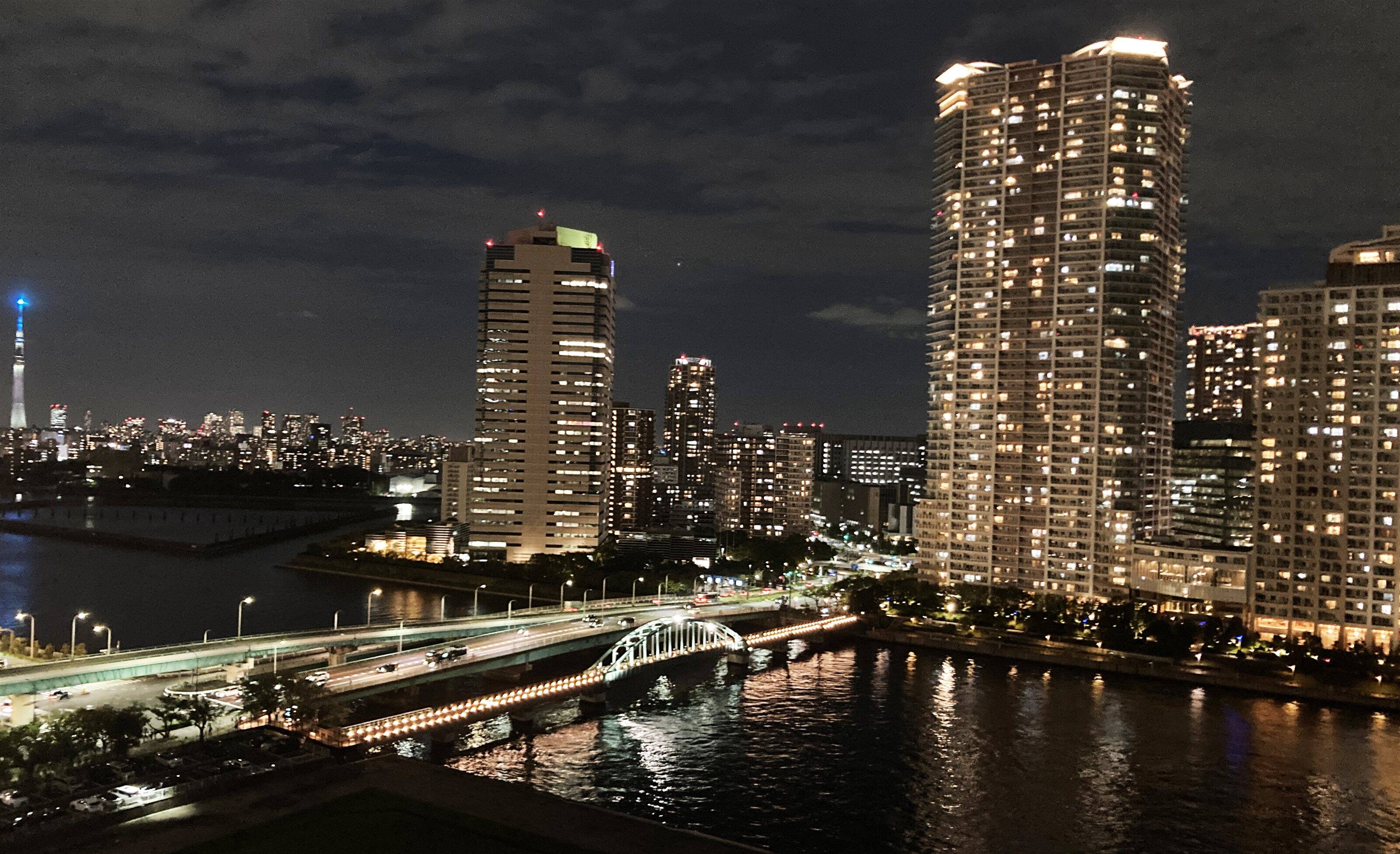 新しい橋の夜景