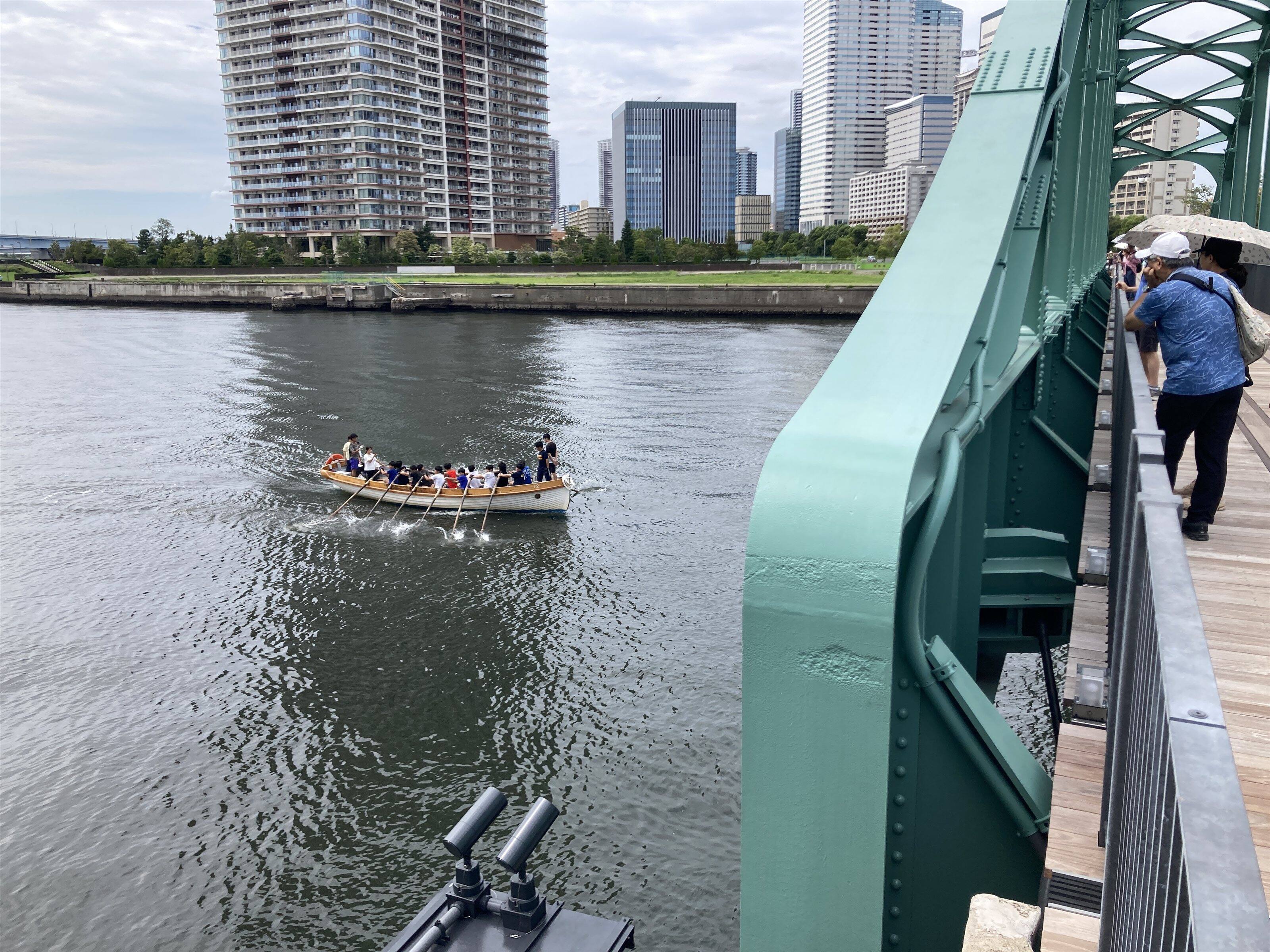 新橋から見えたカッター練習