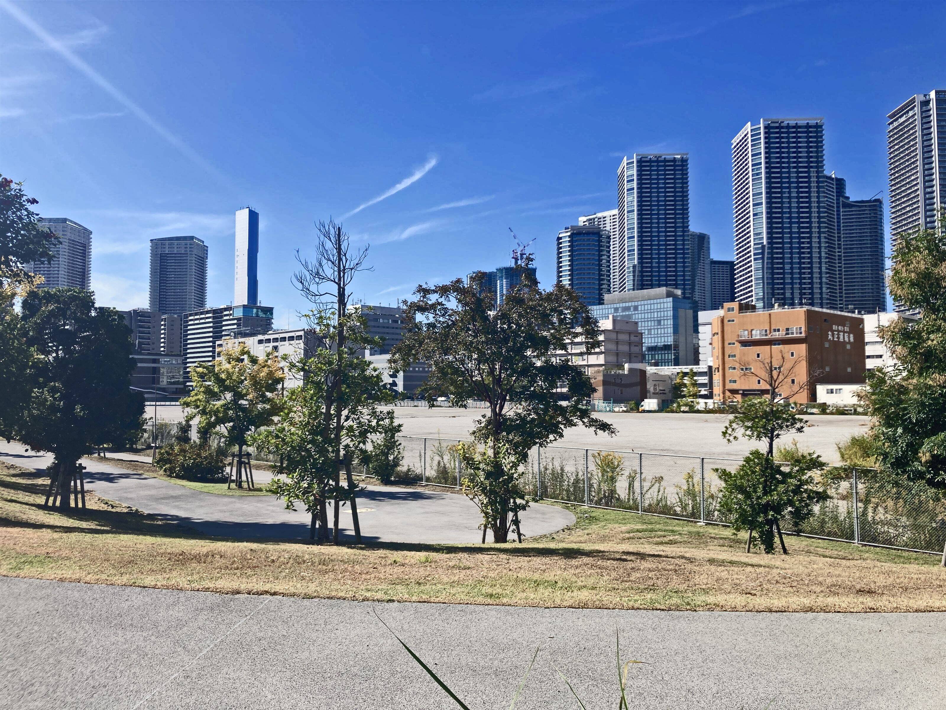 旧倉庫と晴海フラッグ【筆者撮影】