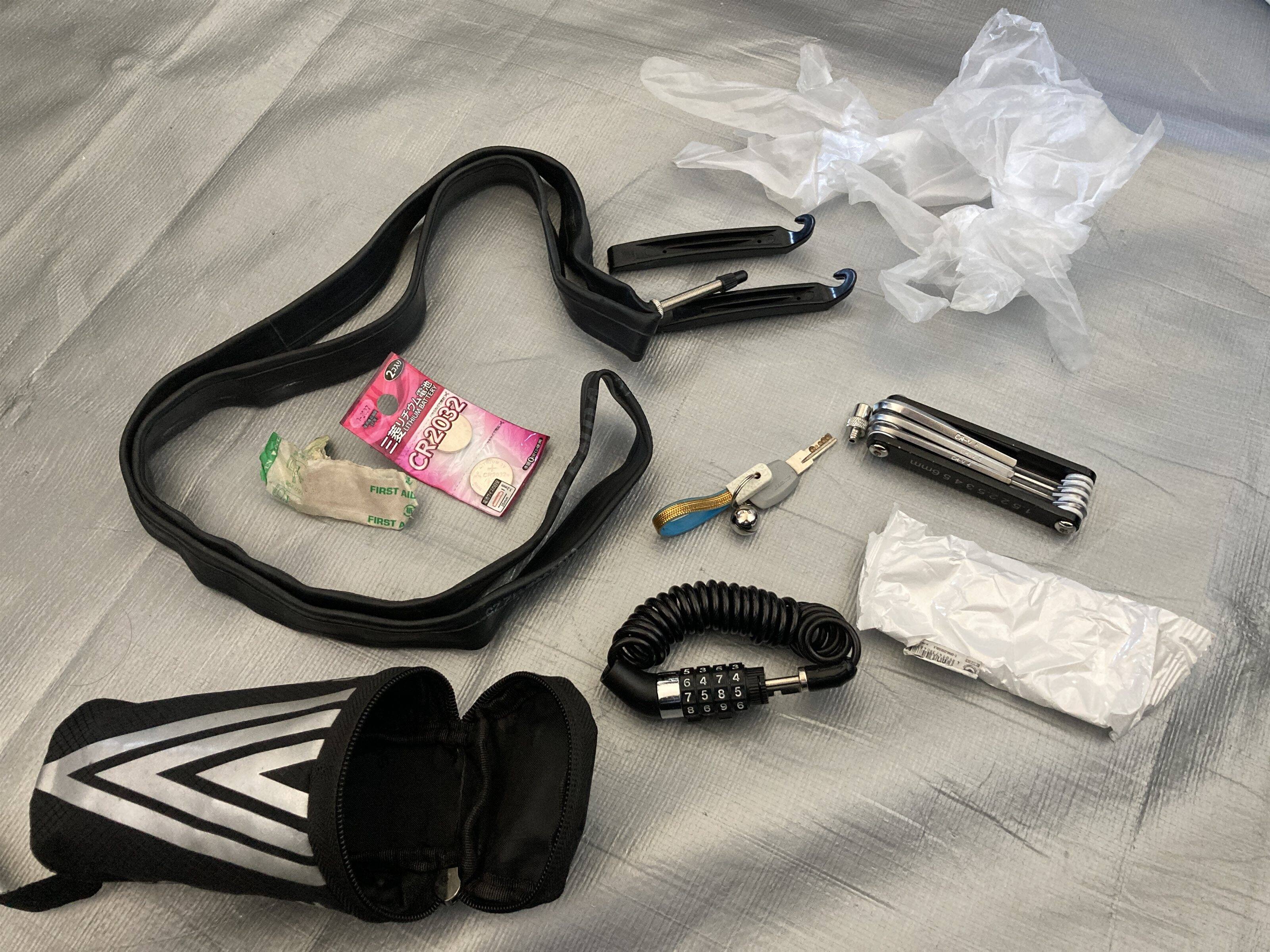 サイクルバッグと中身【筆者撮影】