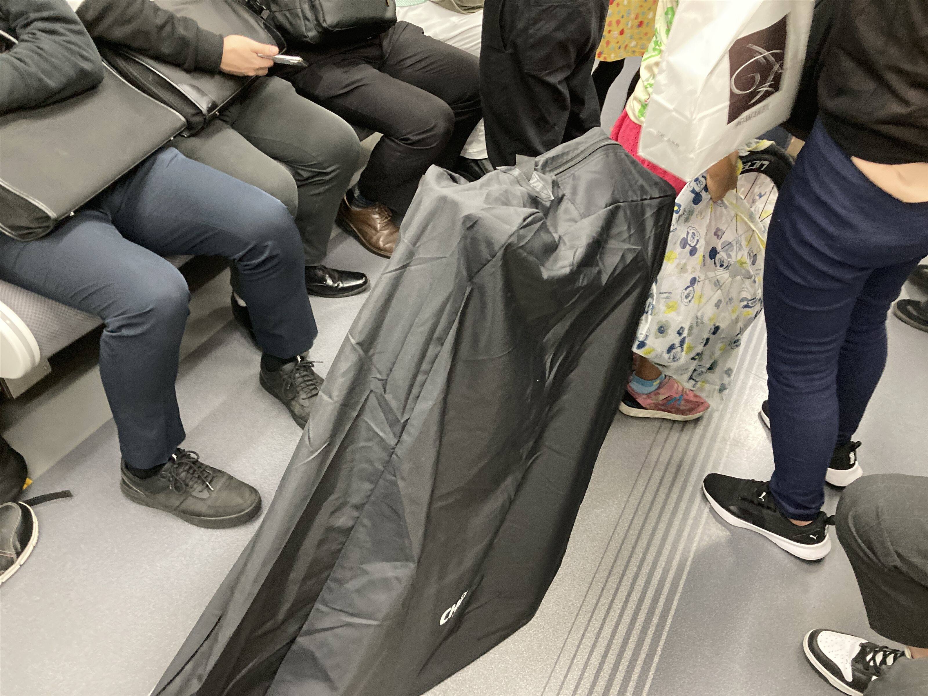 電車内で輪行袋を置いてみた