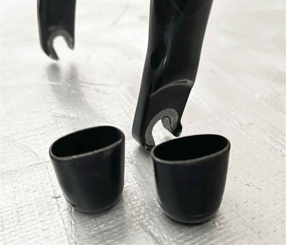 【輪行ハック】ミニベロのフロントフォーク保護は「イス脚キャップ(18mm)」の流用が最強!ノギス計測で脱落ゼロを実現