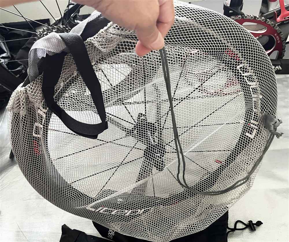 100 円ショップの手提げ袋に収納する【筆者撮影】